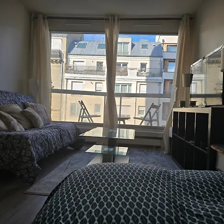 Cosy Close Eiffel Tower