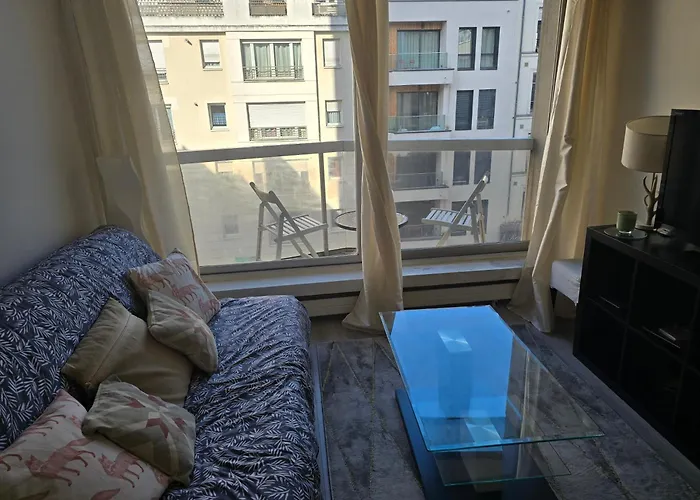 Cosy Close Eiffel Tower