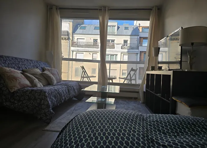 Cosy Close Eiffel Tower