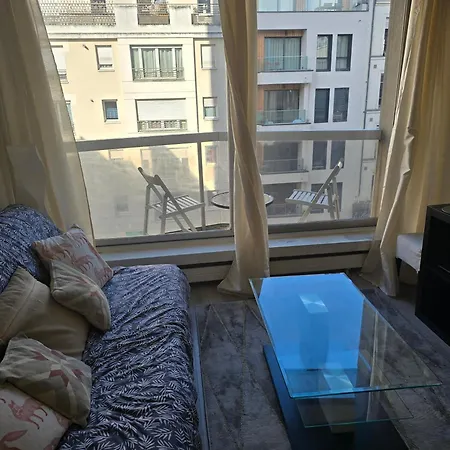 Cosy Close Eiffel Tower